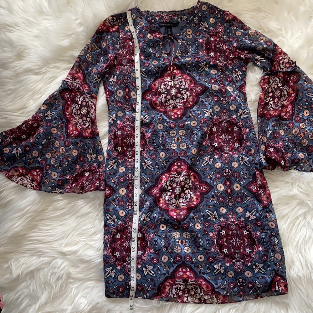 WHBM Bell Sleeve Medallion Print Dress Size XS - Picture 16 of 16